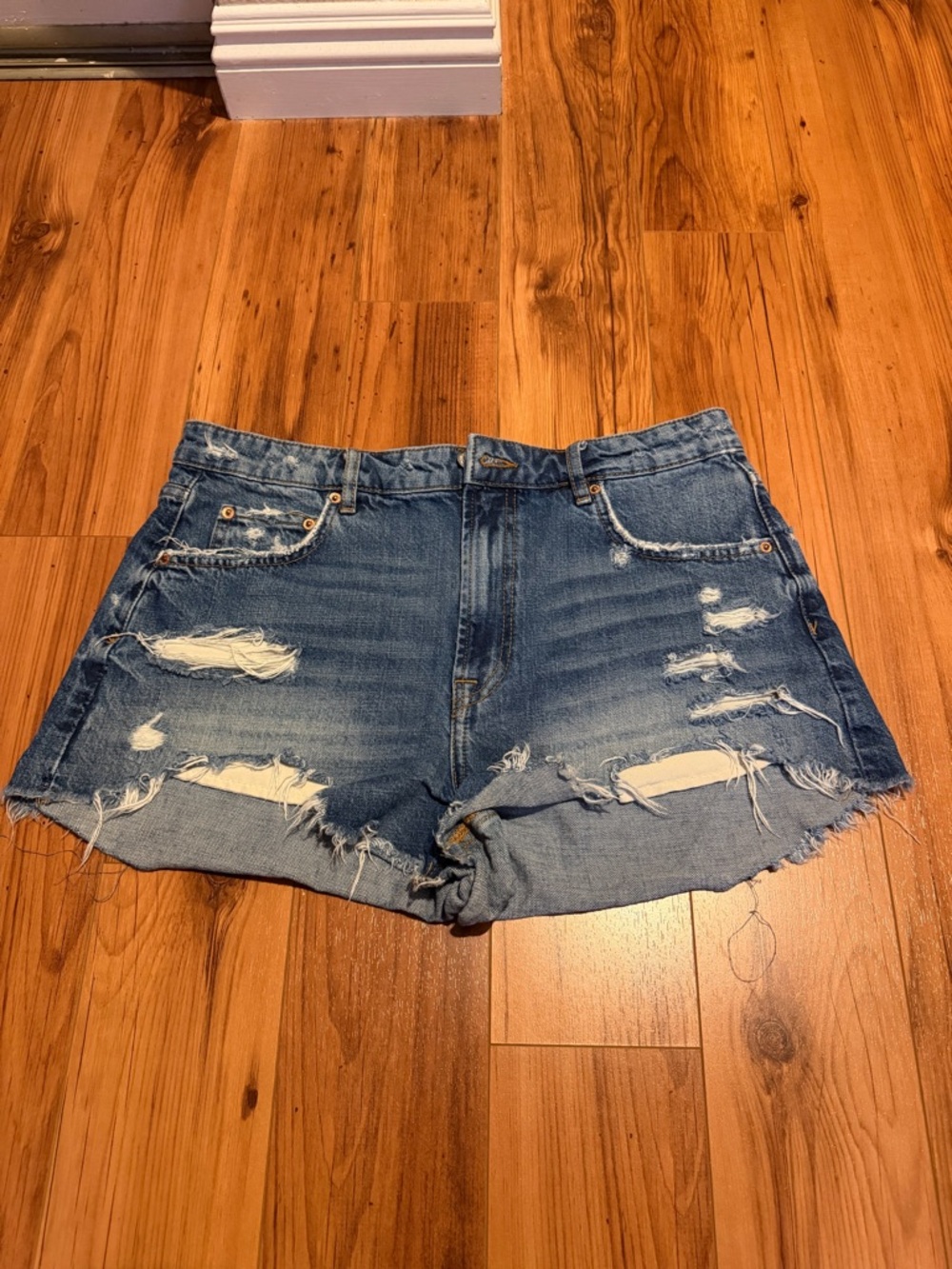Zara The HW Short. High Waisted Distressed Denim